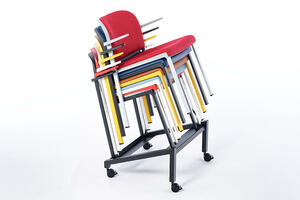 Durch den Transportwagen könne Stühle leicht von a nach b geschoben werden